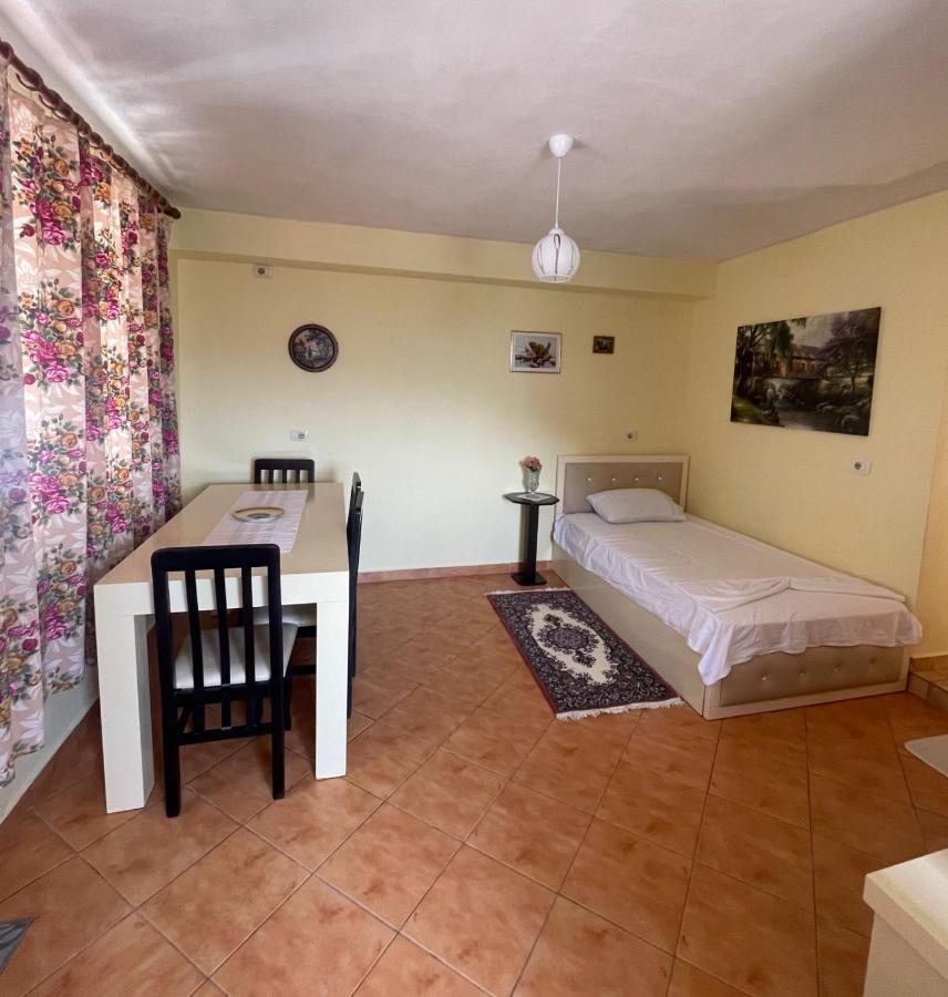 Blue Guesthouse Gjirokastër Eksteriør bilde