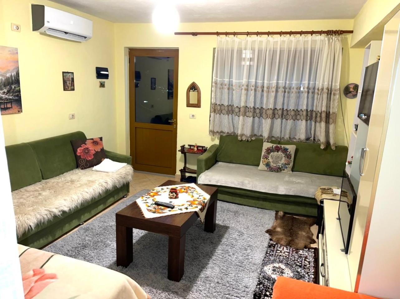 Blue Guesthouse Gjirokastër Eksteriør bilde