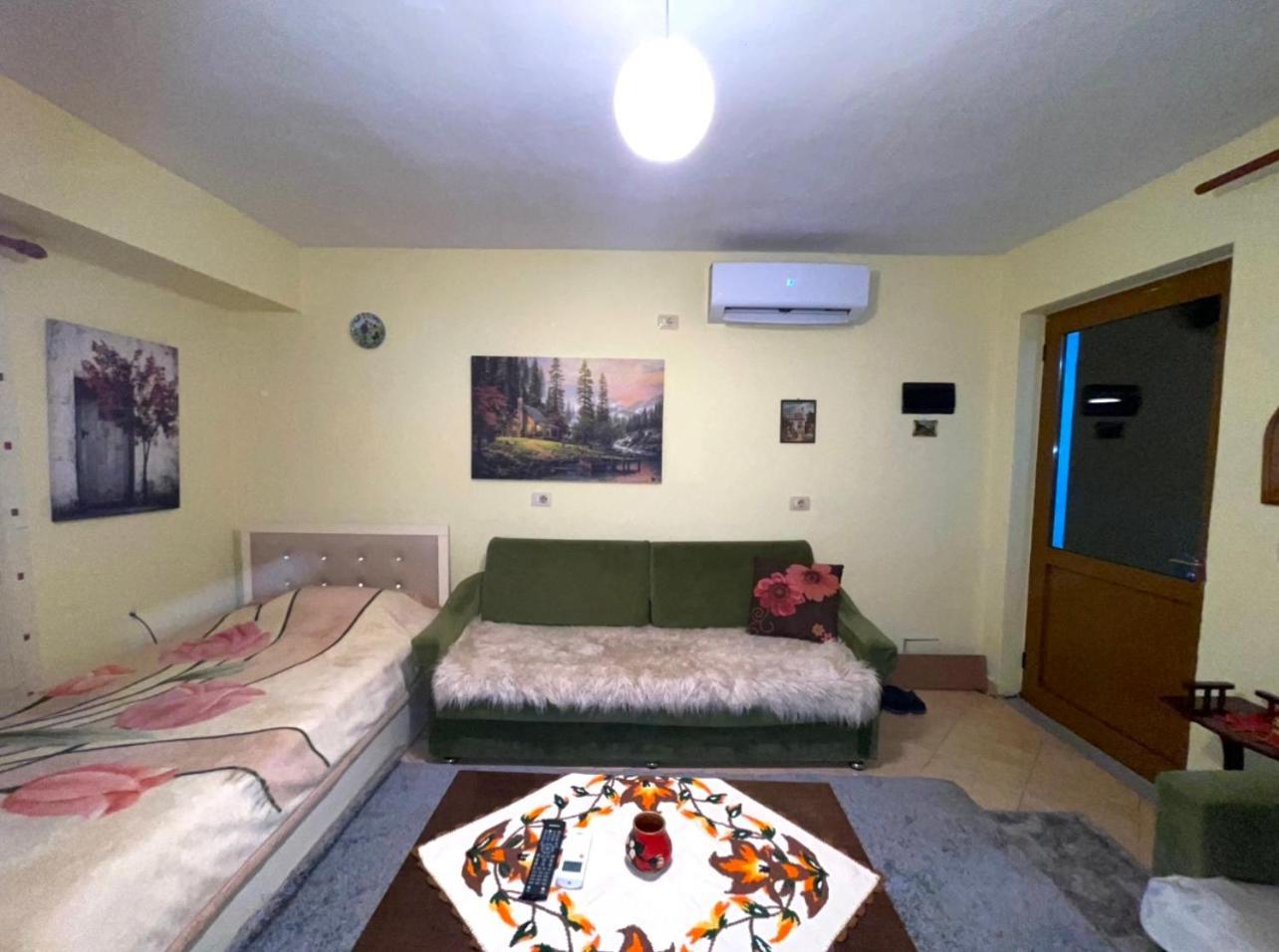 Blue Guesthouse Gjirokastër Eksteriør bilde